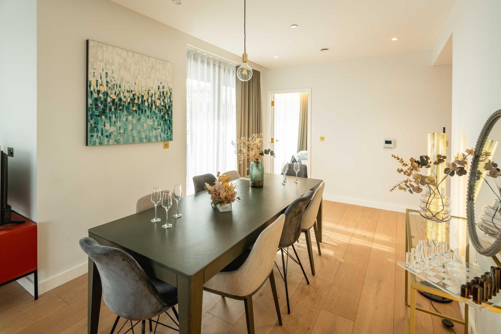 Sunrise View Luxury With Balcony And Elevator Apartment London