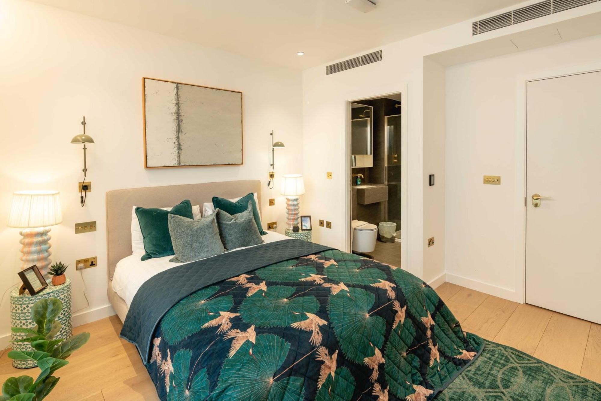 Sunrise View Luxury With Balcony And Elevator London