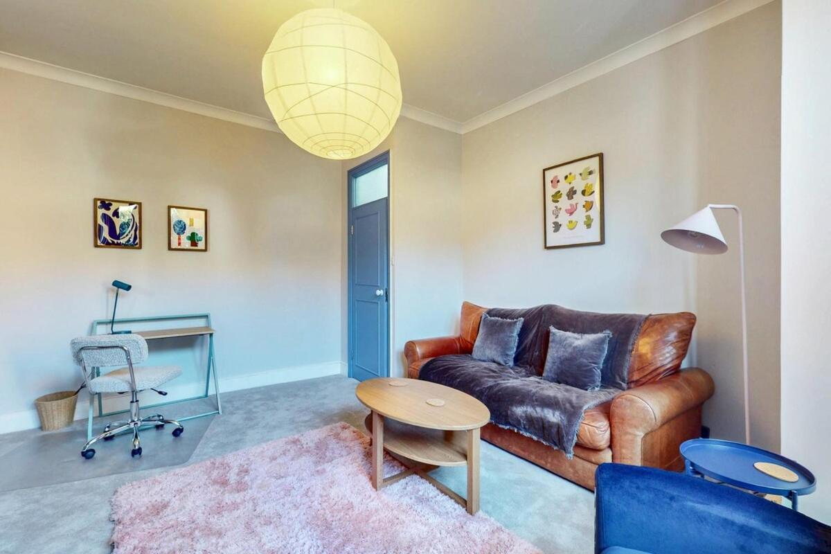 Bright 1-bedroom Flat With Great Transport Links Leilighet