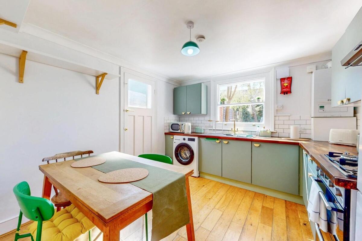 Bright 1-bedroom Flat With Great Transport Links Leilighet London