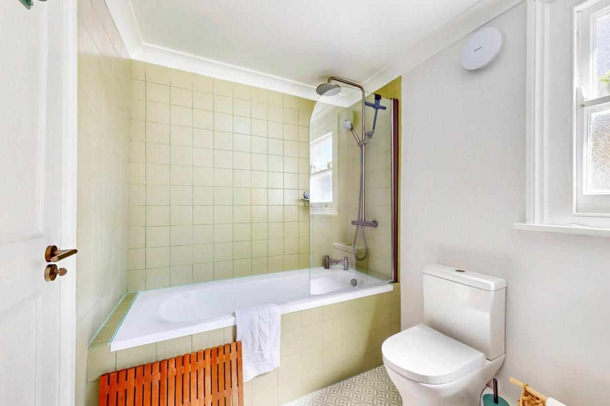 Bright 1-bedroom Flat With Great Transport Links Leilighet