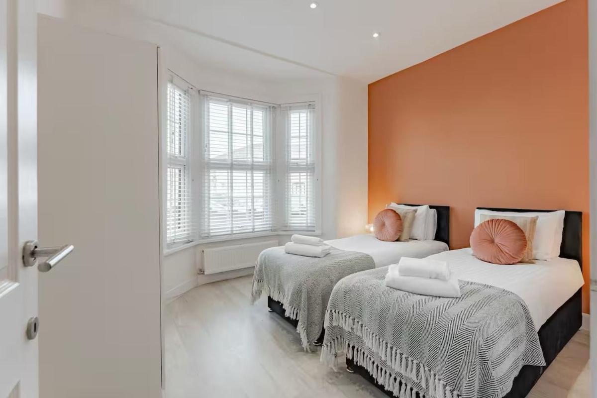 Apartment The Shamrock Sleek And Chic - Private Garden - Ground Floor - East - Sleeps 6 *