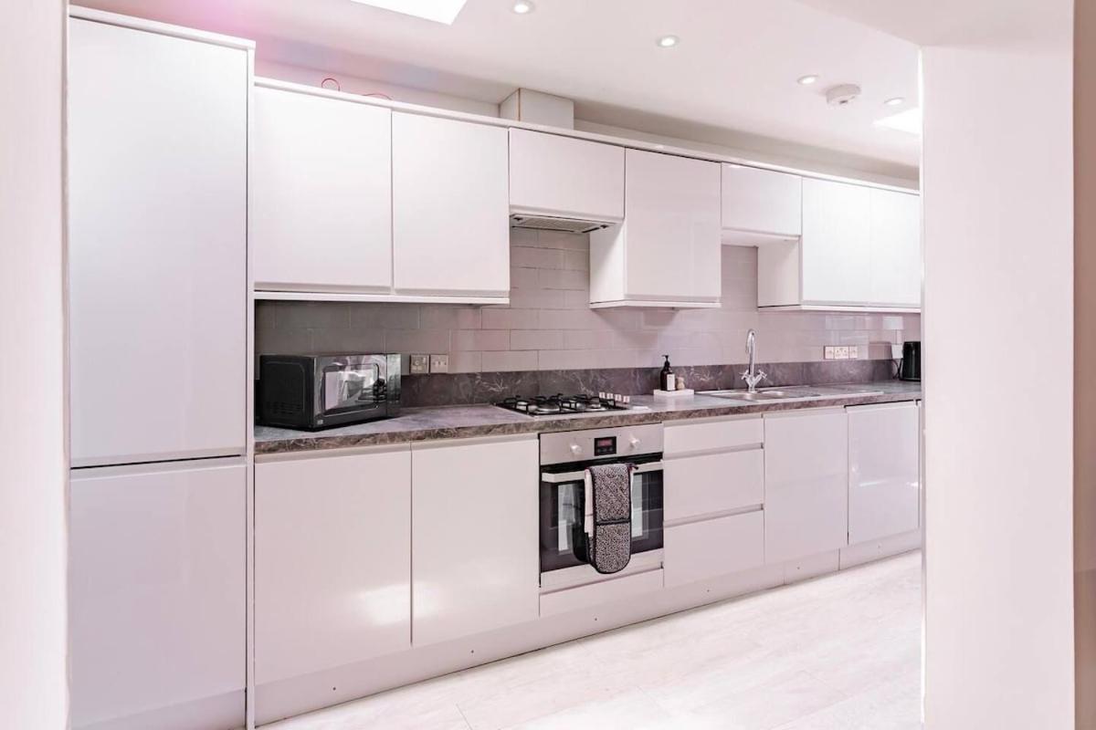 The Shamrock Sleek And Chic - Private Garden - Ground Floor - East - Sleeps 6 London
