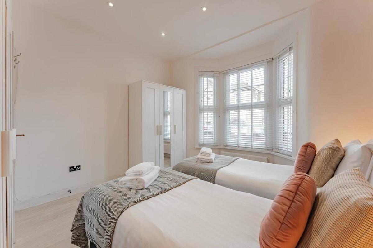 The Shamrock Sleek And Chic - Private Garden - Ground Floor - East - Sleeps 6 Apartment London