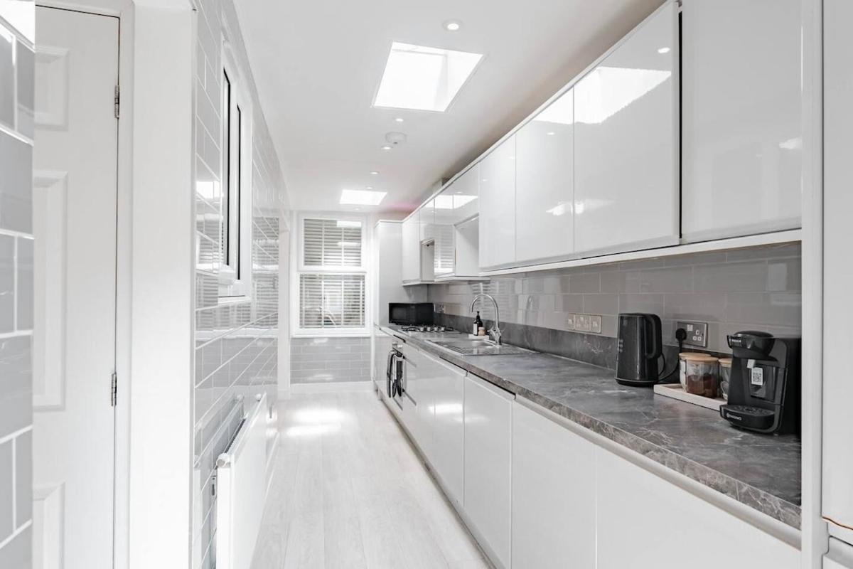 Apartment The Shamrock Sleek And Chic - Private Garden - Ground Floor - East - Sleeps 6 London