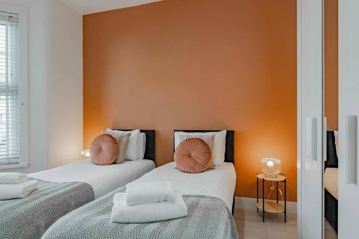 The Shamrock Sleek And Chic - Private Garden - Ground Floor - East - Sleeps 6 *