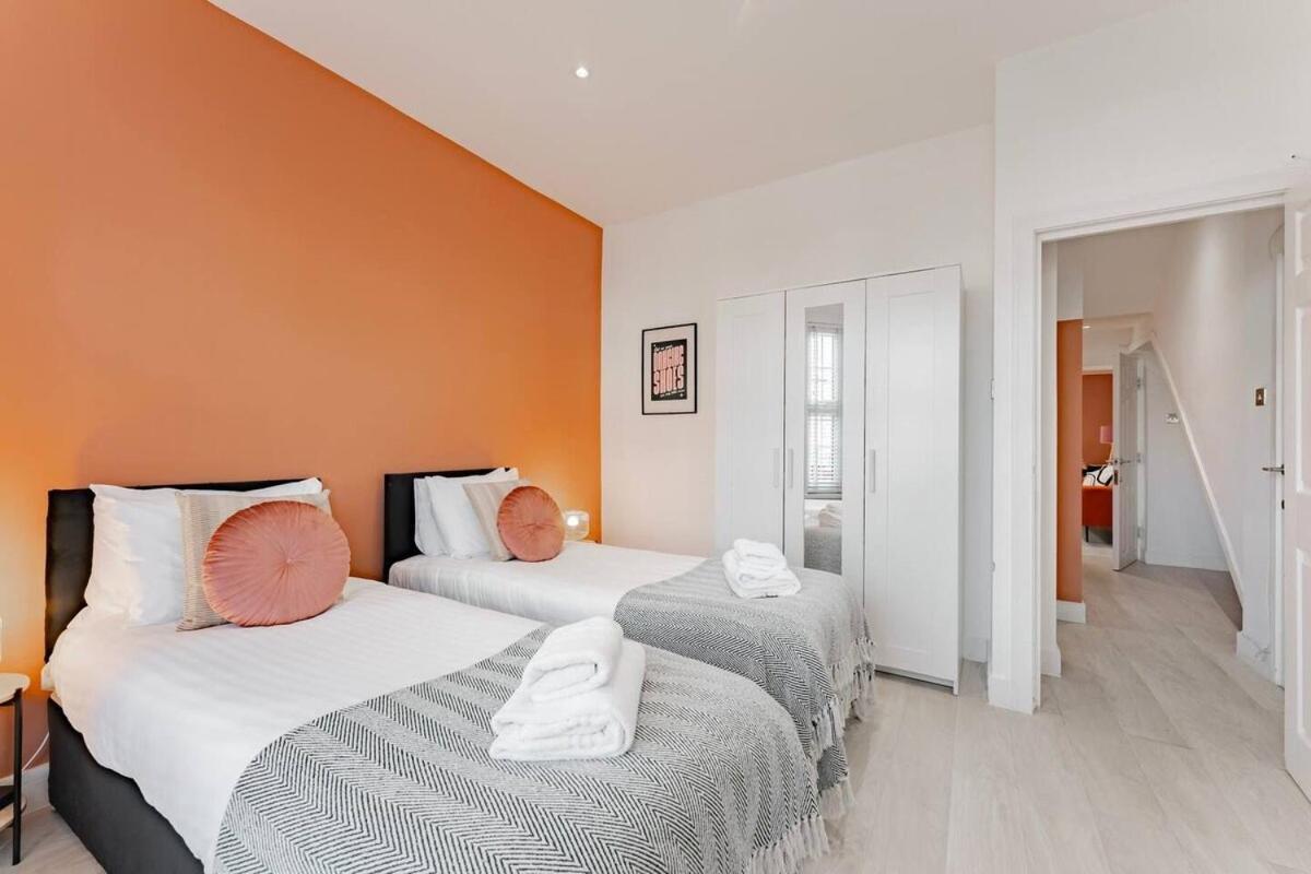 The Shamrock Sleek And Chic - Private Garden - Ground Floor - East - Sleeps 6 * London