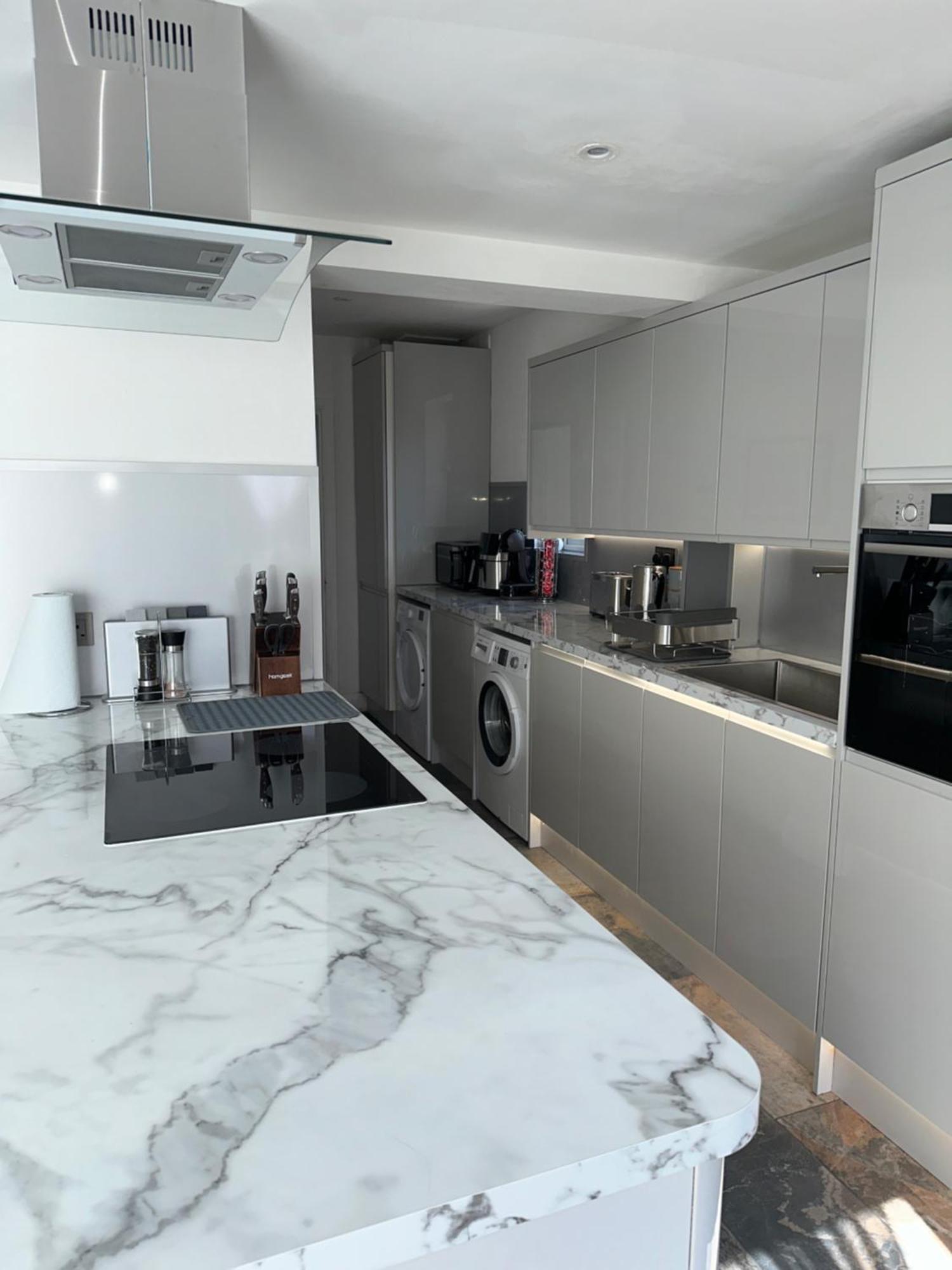 Vakantiehuis Modern Four Bedroom Semi-detached House With Off Street Parking 8 Min Drive To Wembley Stadium, 5 Miles To Londen