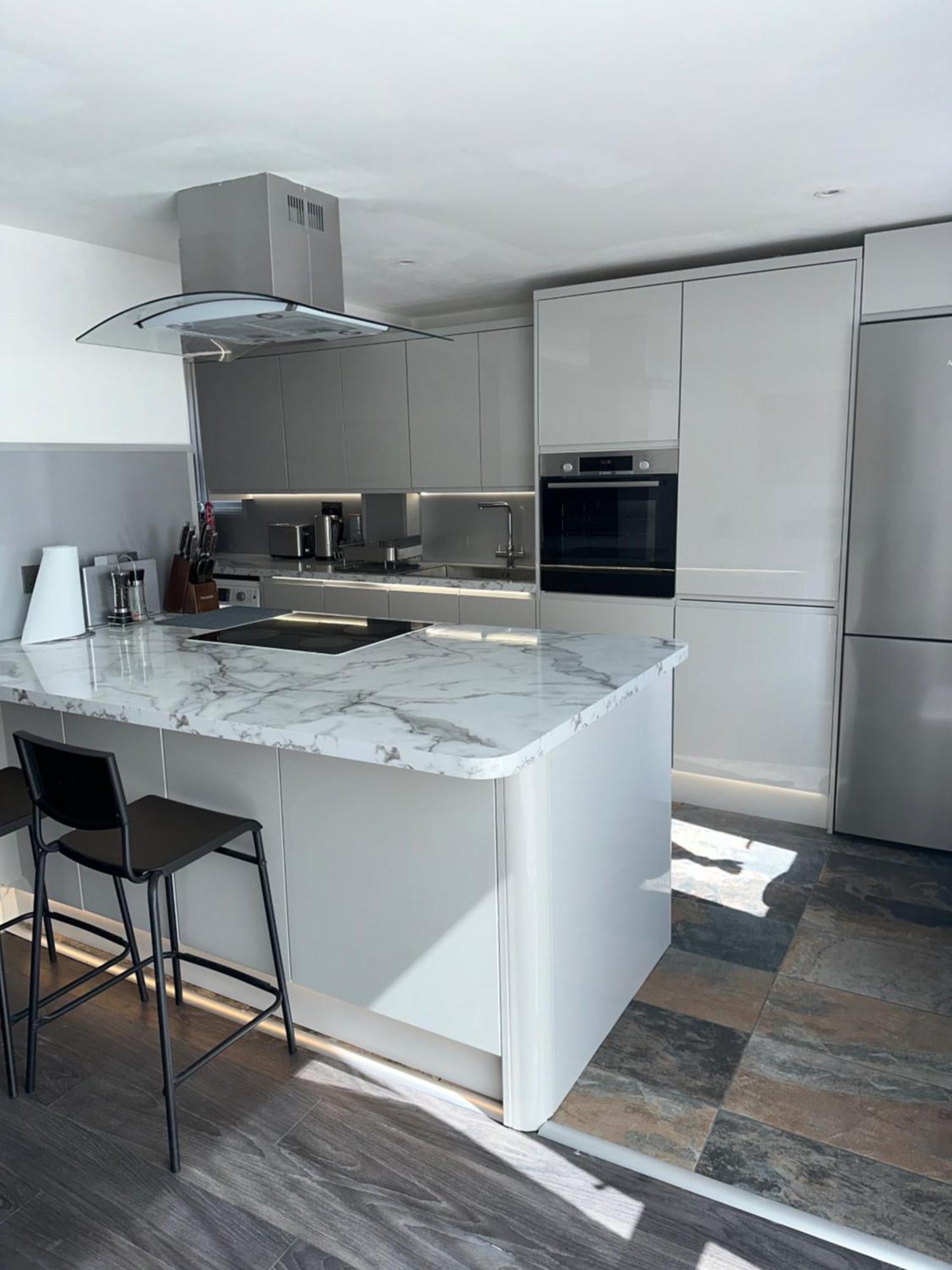 Vakantiehuis Modern Four Bedroom Semi-detached House With Off Street Parking 8 Min Drive To Wembley Stadium, 5 Miles To Londen