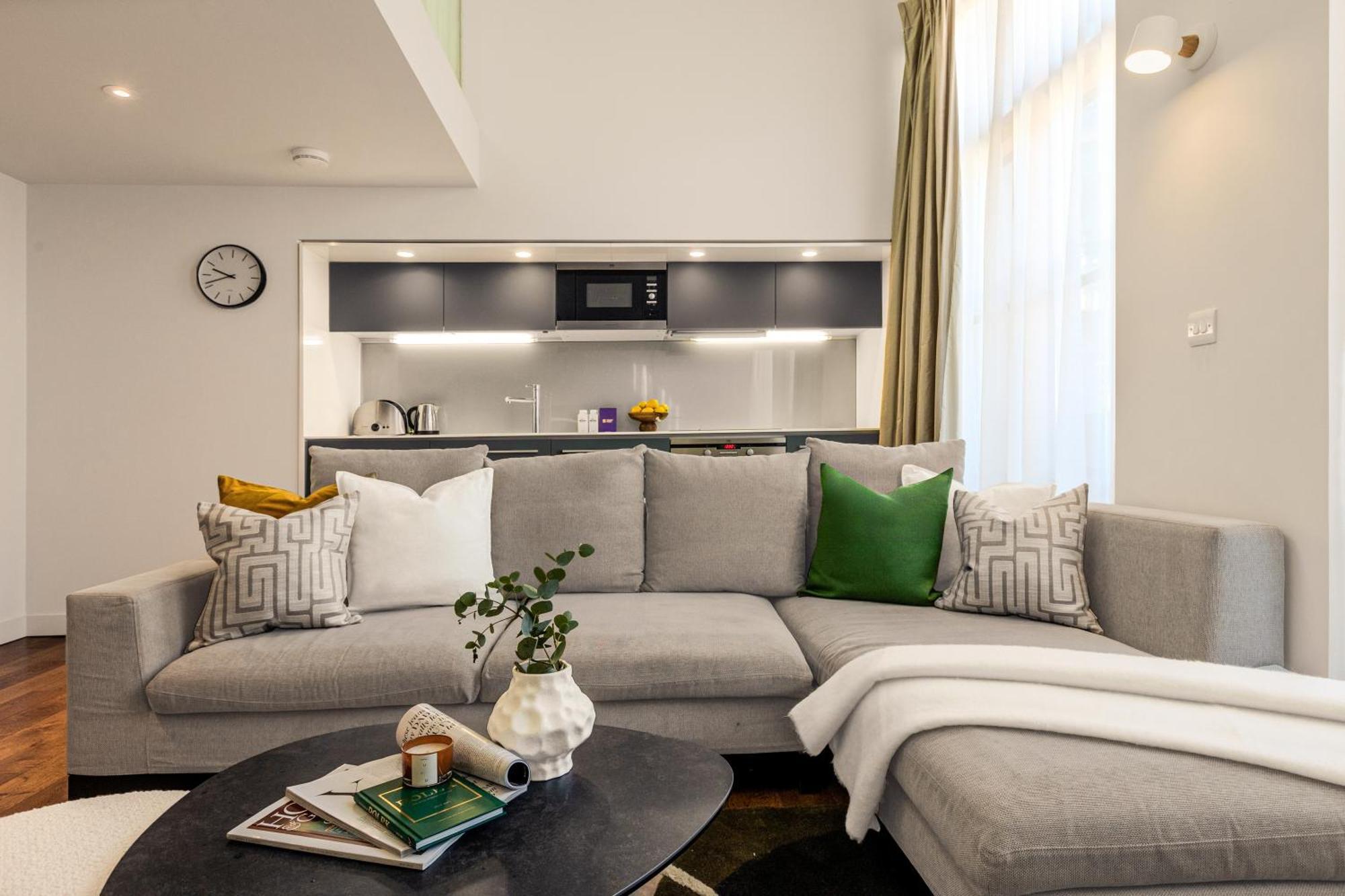 Servised On Artillery Lane Apartahotel 4*