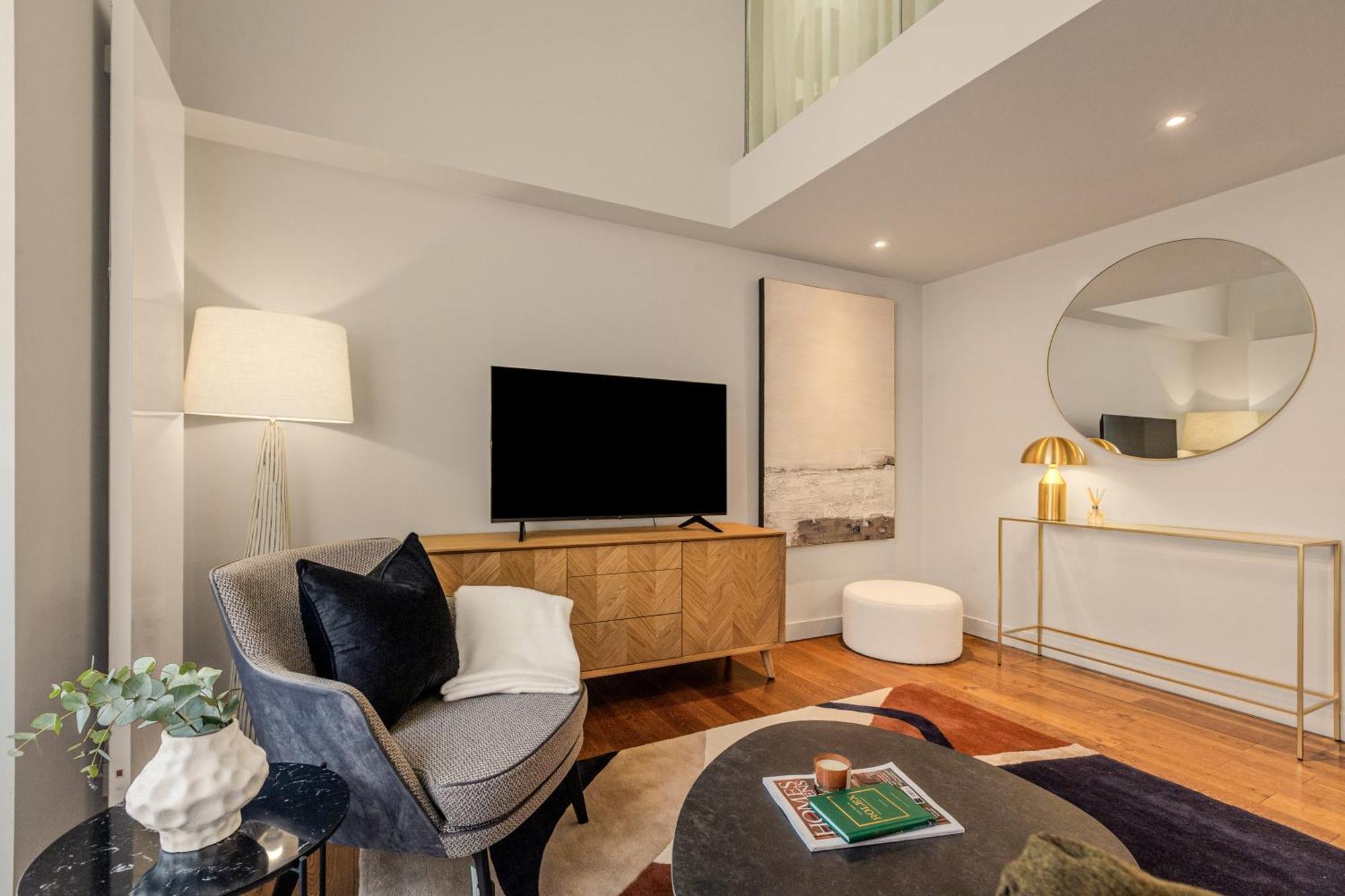 Servised On Artillery Lane Apartahotel 4*