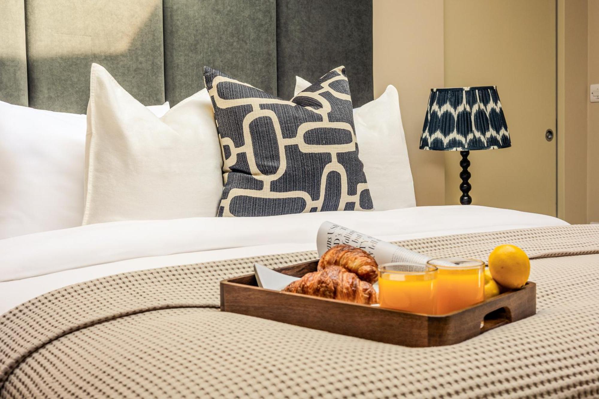 Servised On Artillery Lane Apartahotel 4*