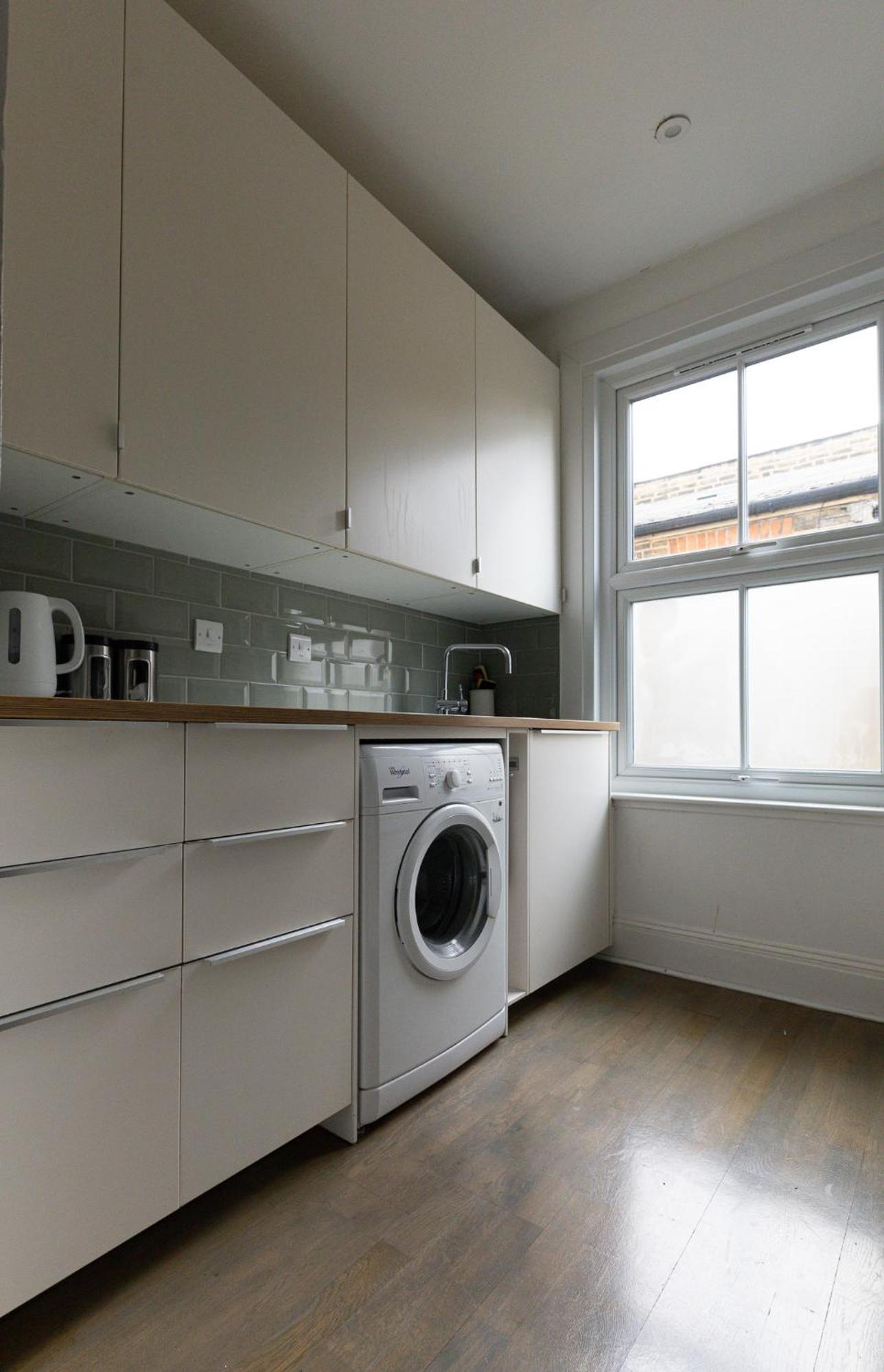 Bright And Stylish 2 Bedroom First Floor Flat Apartment London