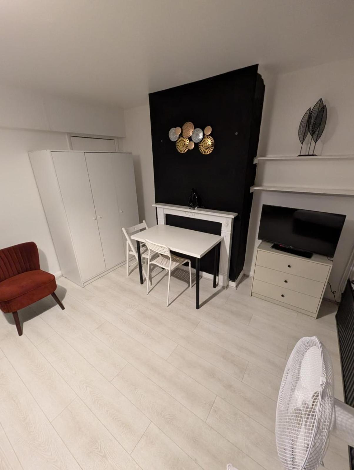 E2 Guest house