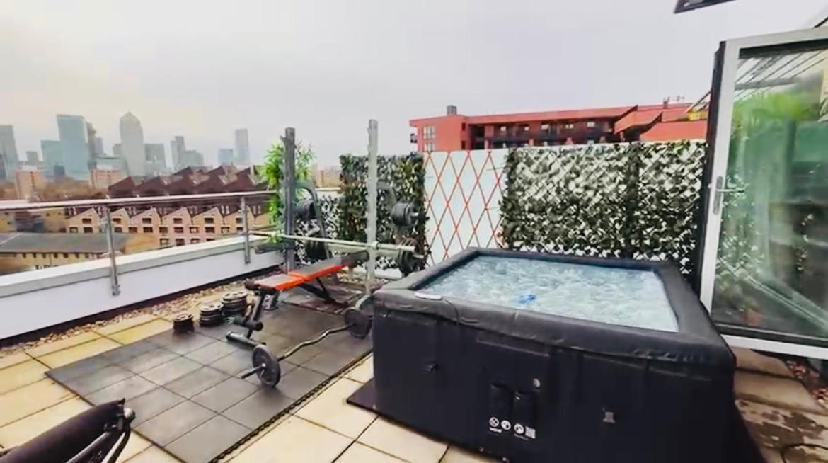 Apartment Penthouse - Canary Wharf - 24 Hr Concierge, Gym, Hot Tub, Sauna, Balcony, Terrace London