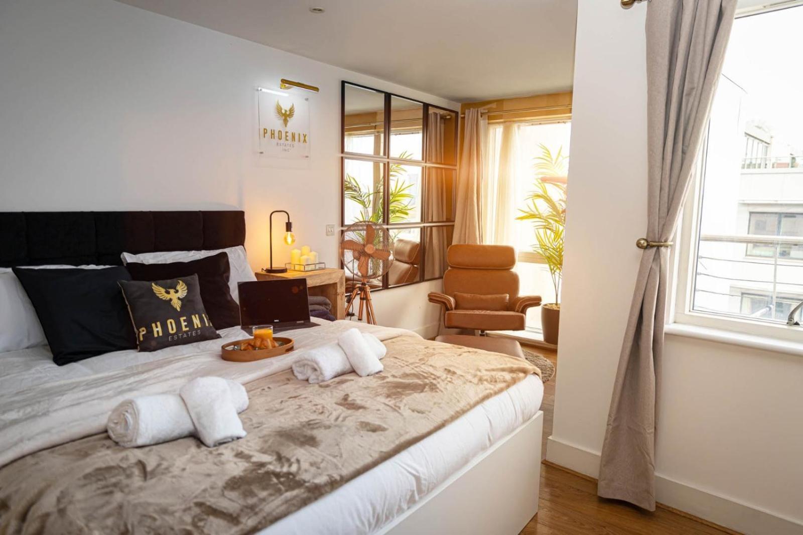 Penthouse - Canary Wharf - 24 Hr Concierge, Gym, Hot Tub, Sauna, Balcony, Terrace Apartment *
