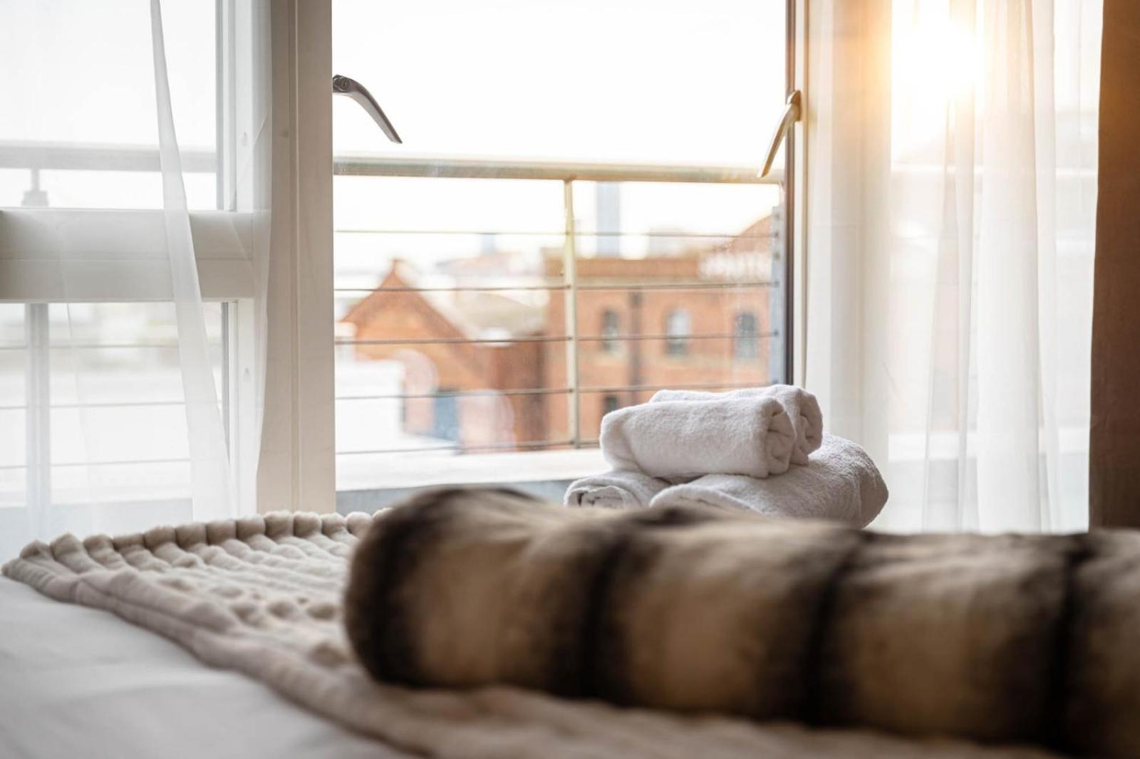 Apartment Penthouse - Canary Wharf - 24 Hr Concierge, Gym, Hot Tub, Sauna, Balcony, Terrace