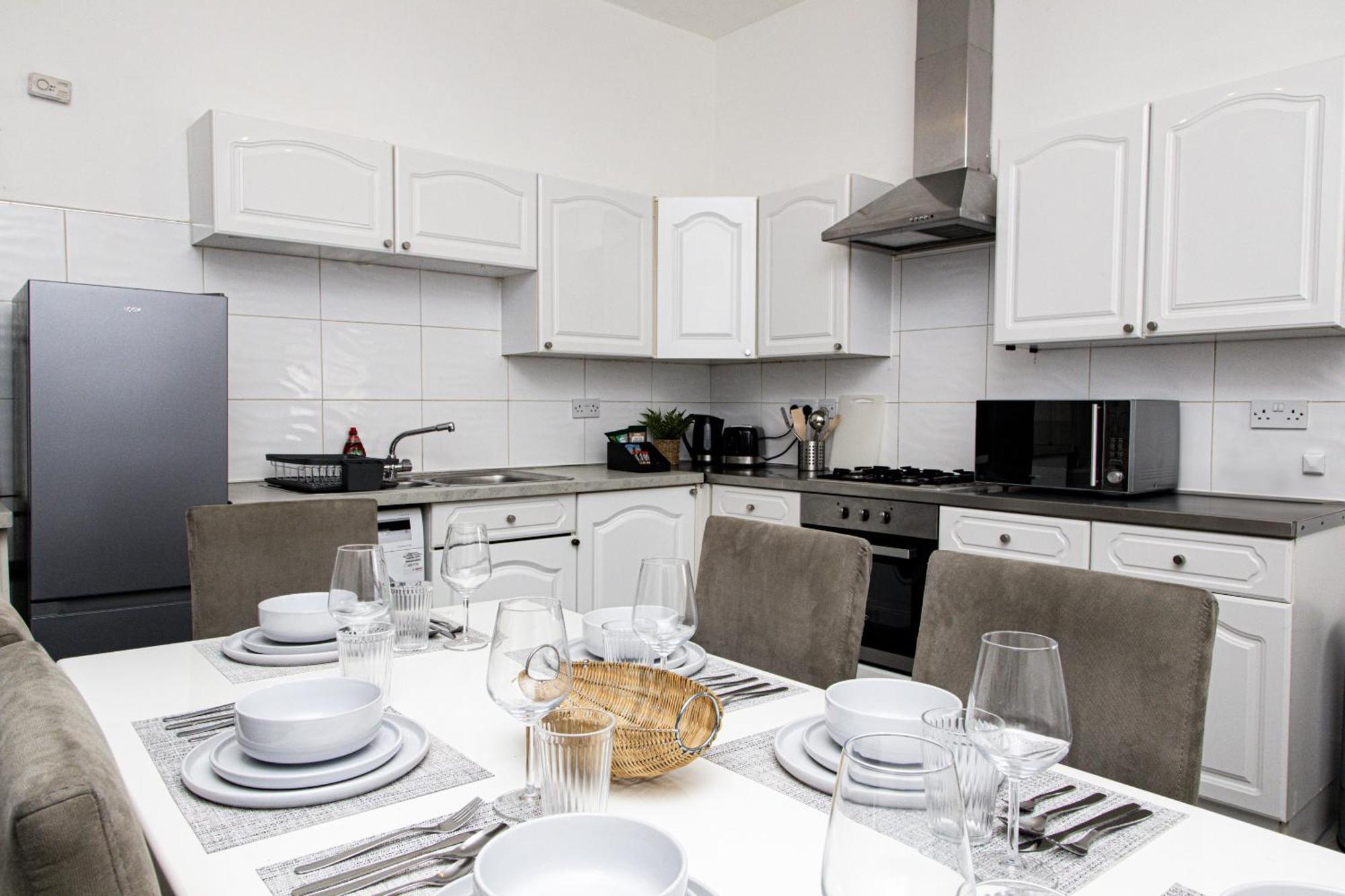 3 Bed, 2 Bath With Terrace & Local Entertainment Apartment London