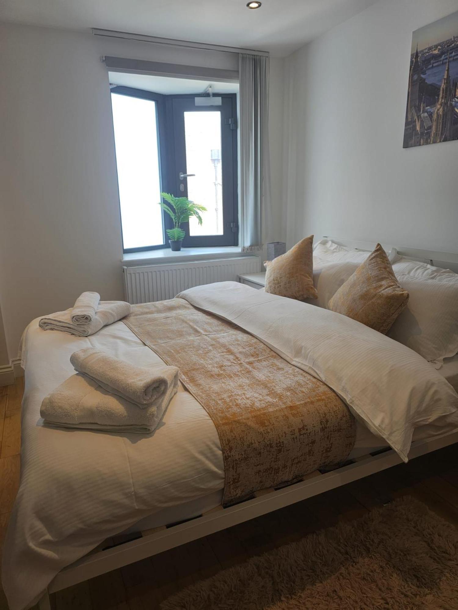 Hoxton 2 Bdr 2 Bath Balcony Apartment