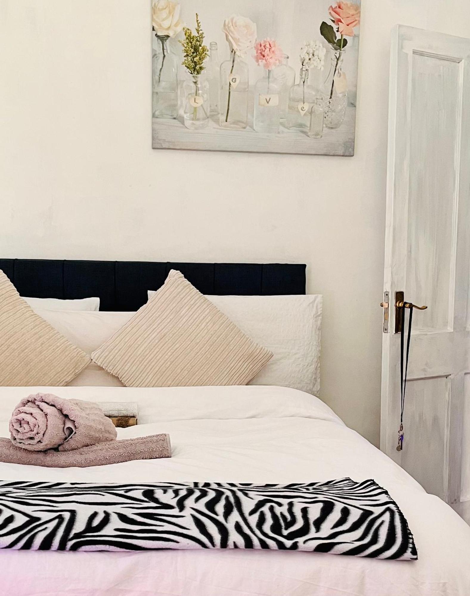 Heartwarming And Vibrant Private In Unit * London