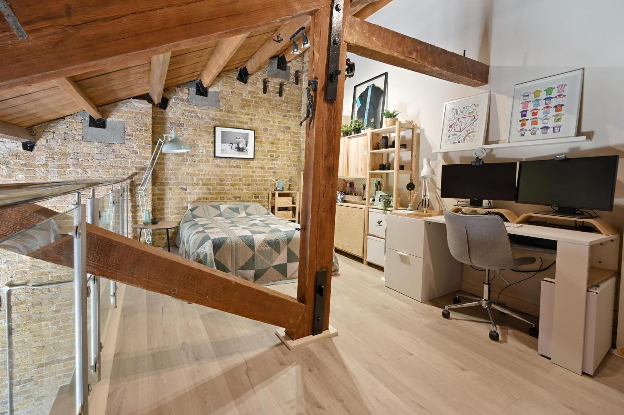Luxurious Docklands Loft - Steps Away From Excel & Dlr - Free Parking Apartment *