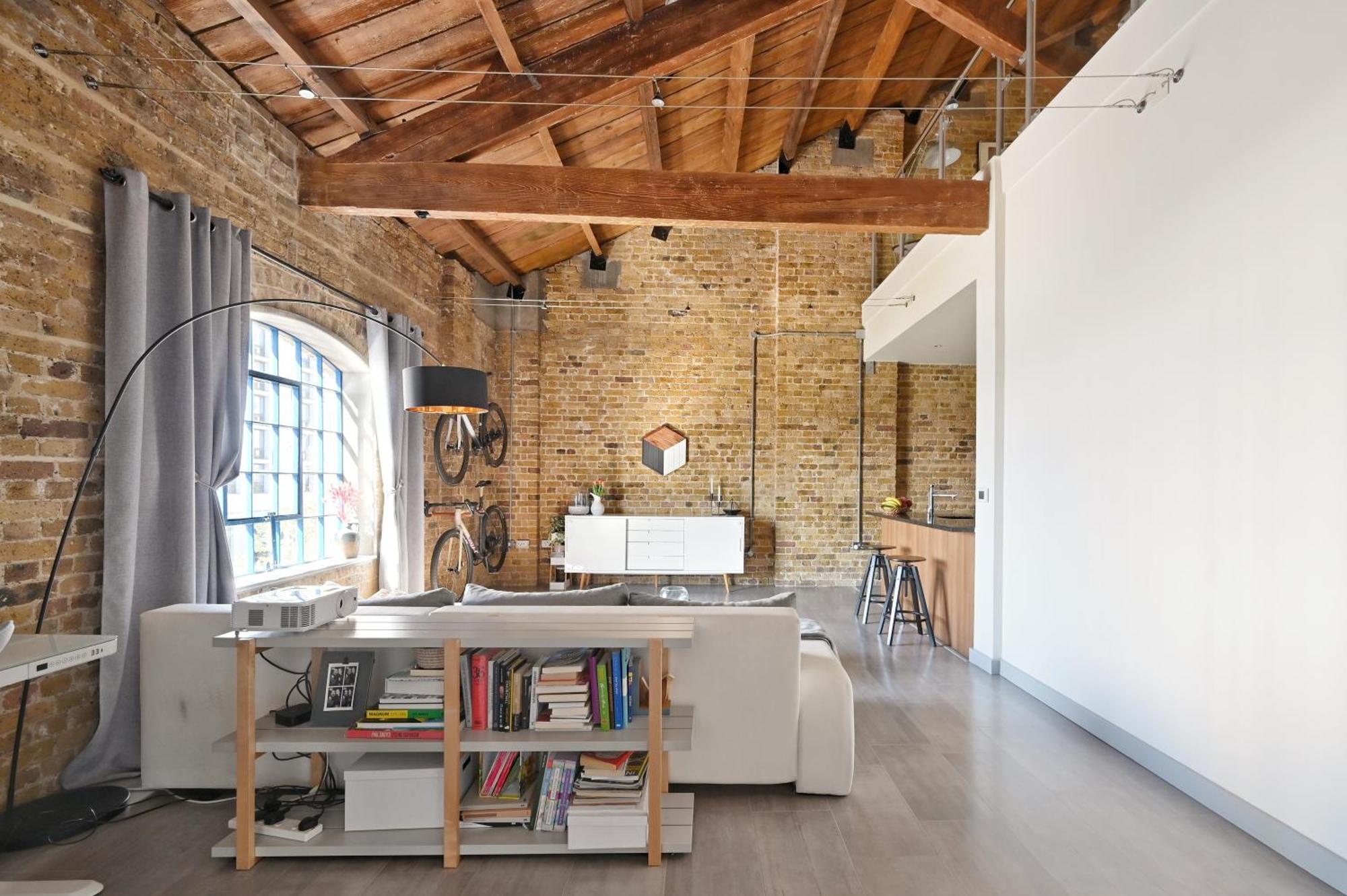 Luxurious Docklands Loft - Steps Away From Excel & Dlr - Free Parking Apartment *