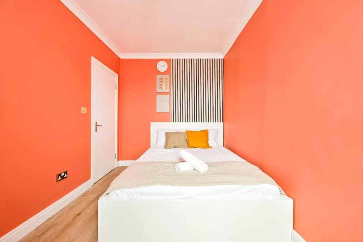 Holiday home Cozy 3 Bed In London, Free Parking, Sleeps 8! *