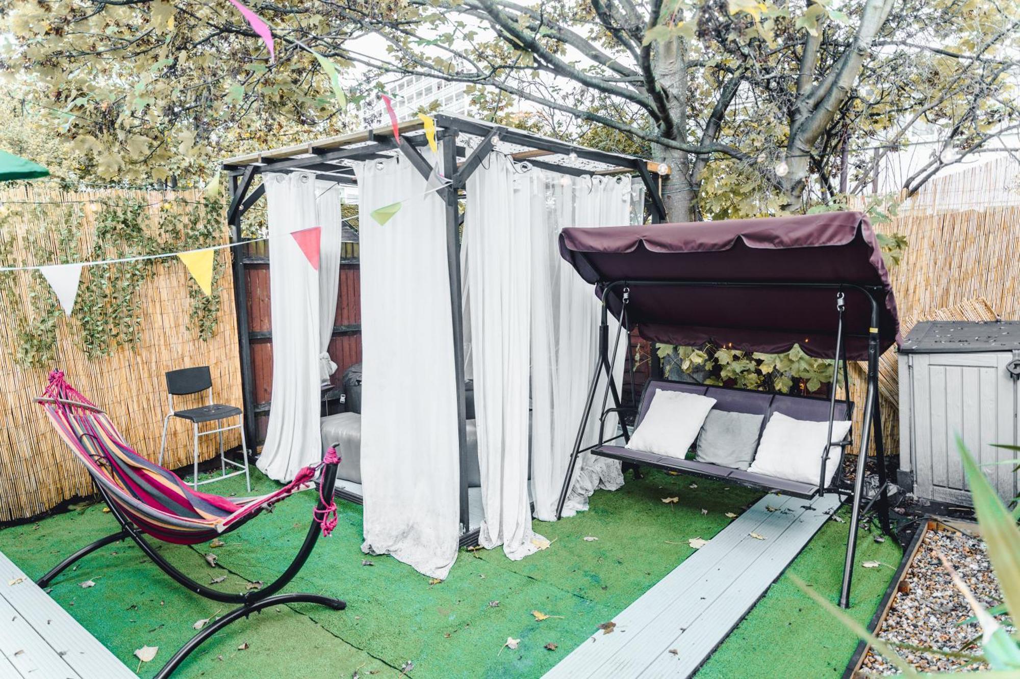 Relaxhaus! 3br Garden Retreat With 2 Saunas, Hot Tub And Cinema Holiday home *