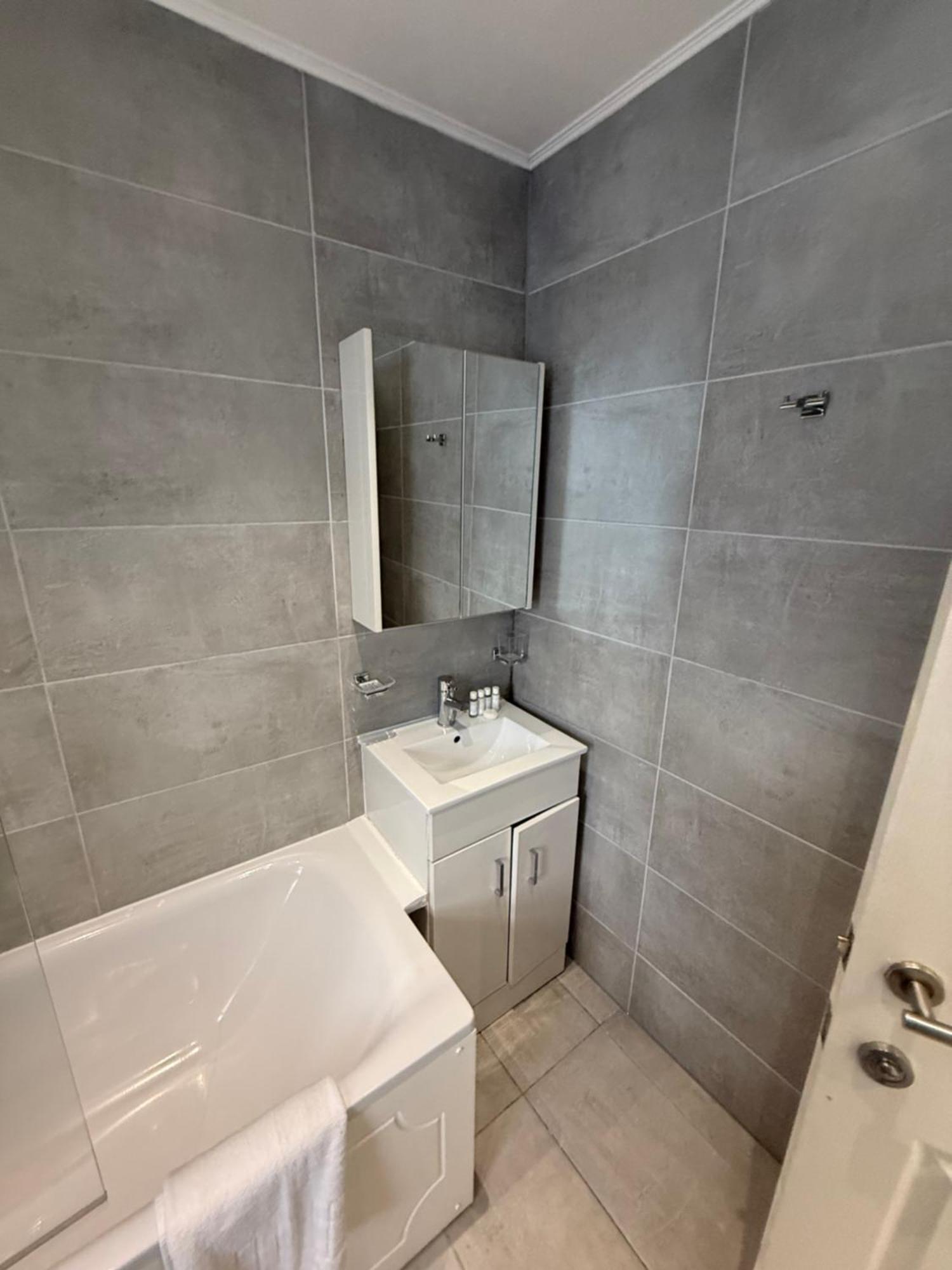 The Shamrock Sleek And Chic - Private Garden - Ground Floor - East - Sleeps 6 * London