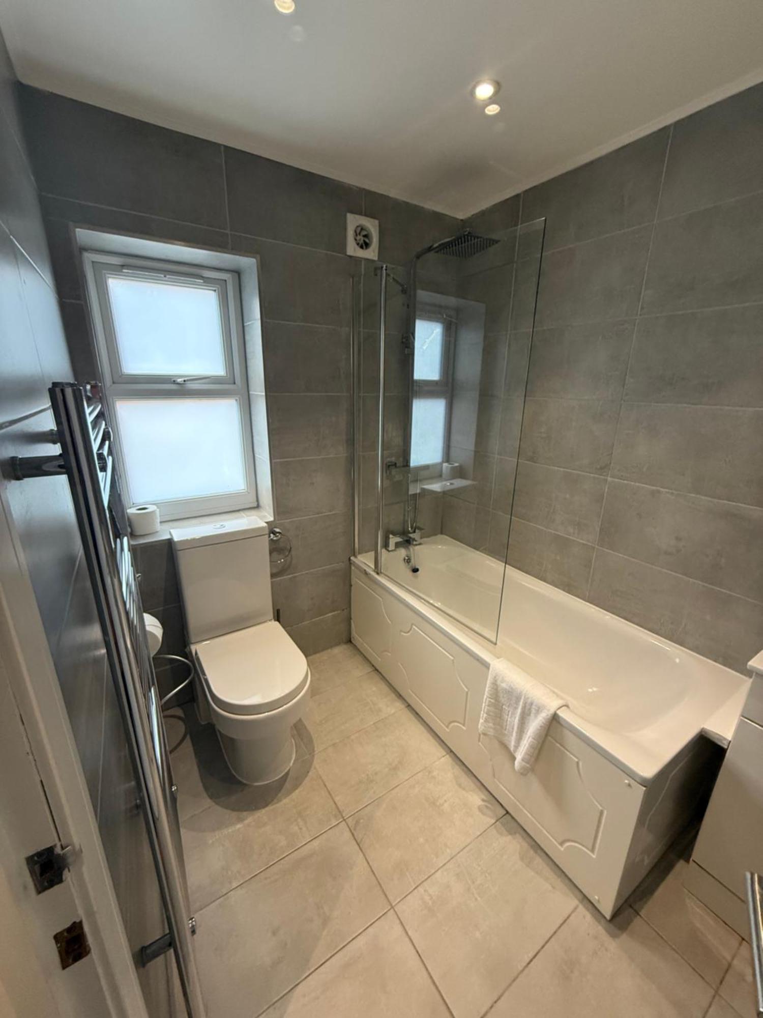 Apartment The Shamrock Sleek And Chic - Private Garden - Ground Floor - East - Sleeps 6 *