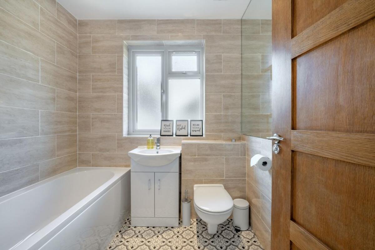 Luxury Tottenham Stadium Retreat - 2 Minute Walk To Stadium Apartment