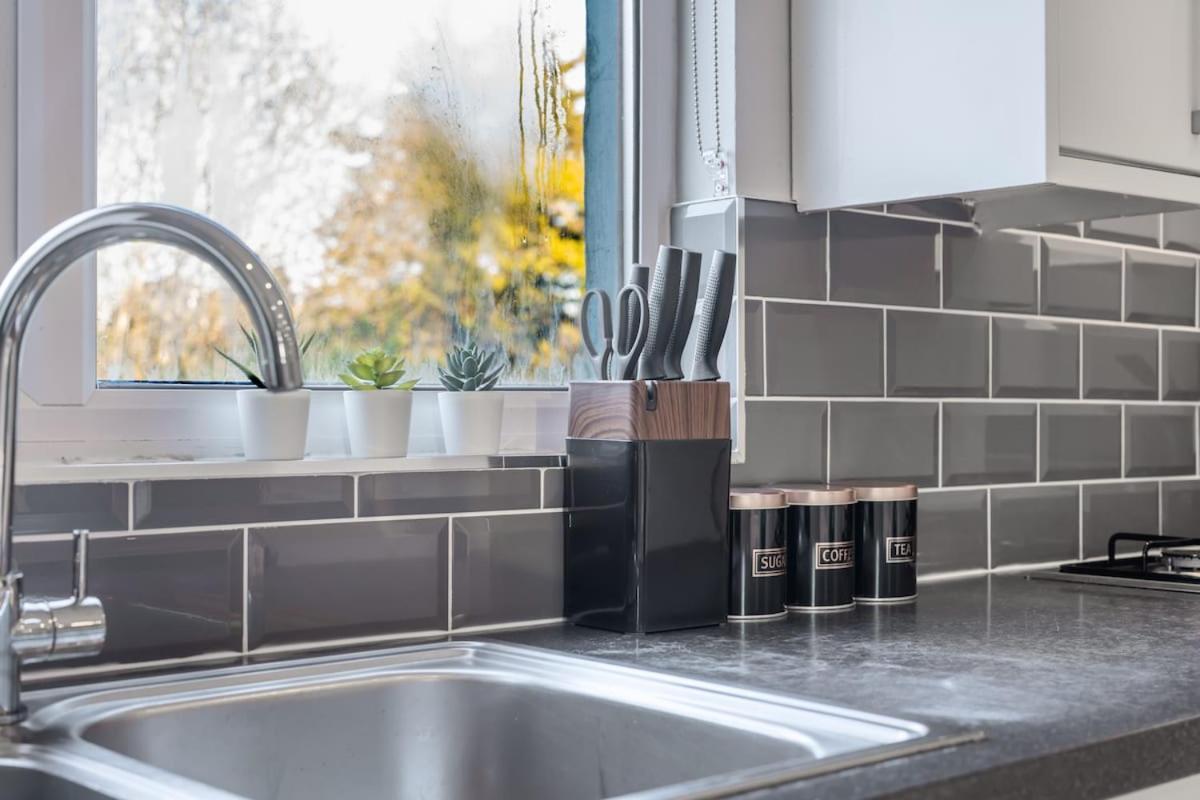 Luxury Tottenham Stadium Retreat - 2 Minute Walk To Stadium Apartment