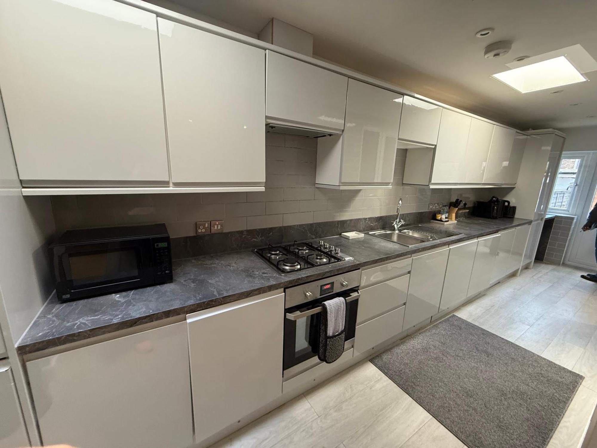 Apartment The Shamrock Sleek And Chic - Private Garden - Ground Floor - East - Sleeps 6 *