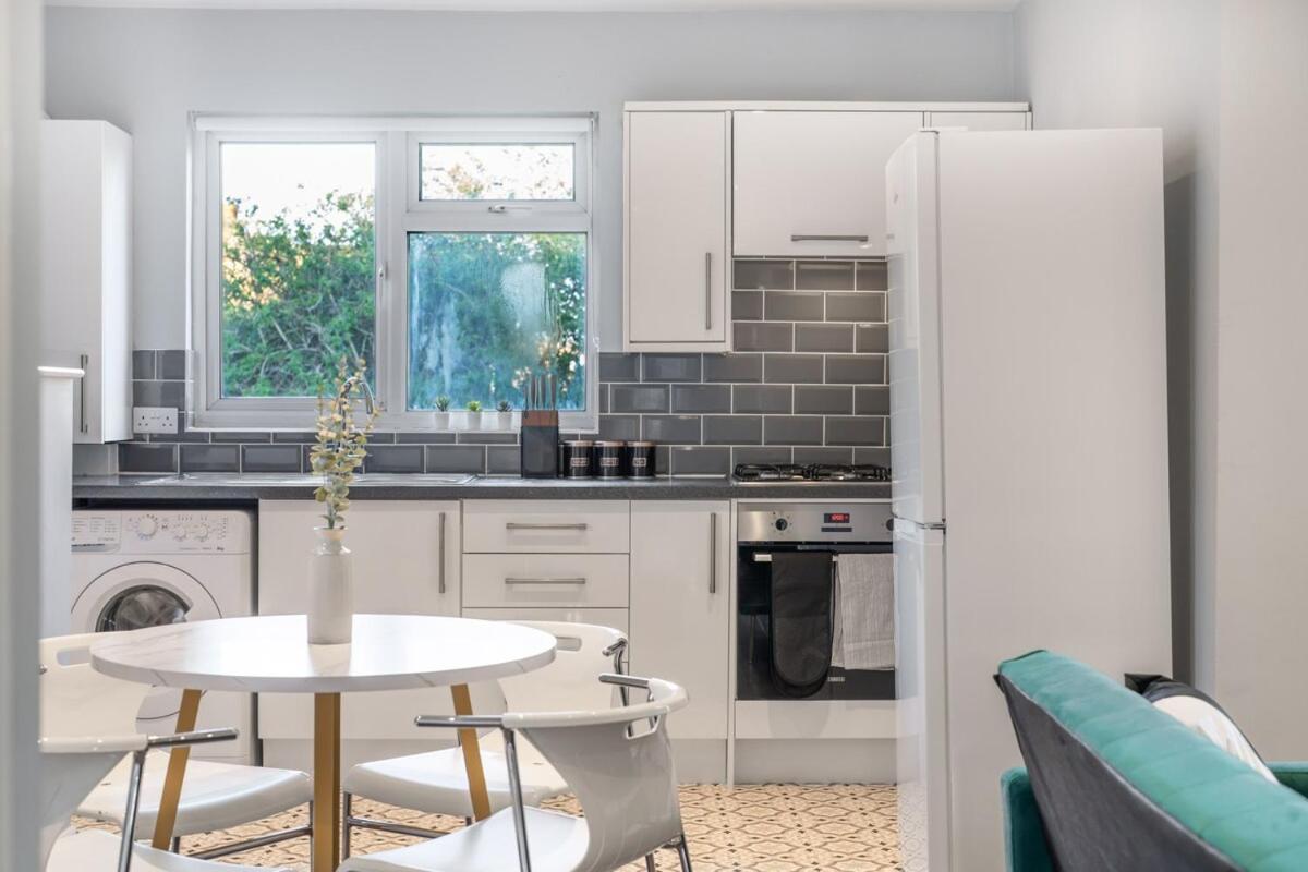 Luxury Tottenham Stadium Retreat - 2 Minute Walk To Stadium Apartment