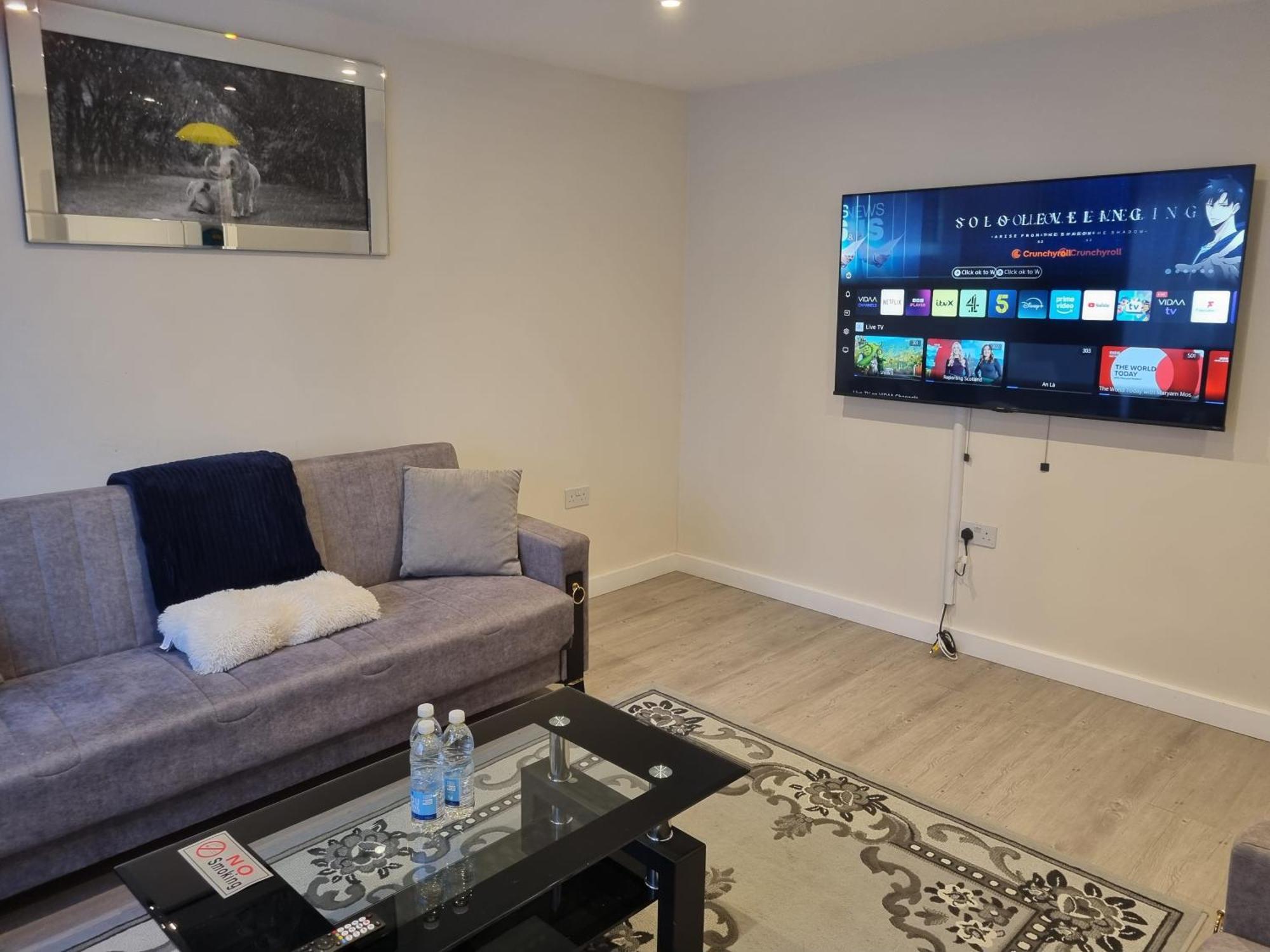 Ferienhaus 3Bed 2Bath House-Free Parking-Hi Speed Wifi-Garden-Entire Home-2Mins From Train Station