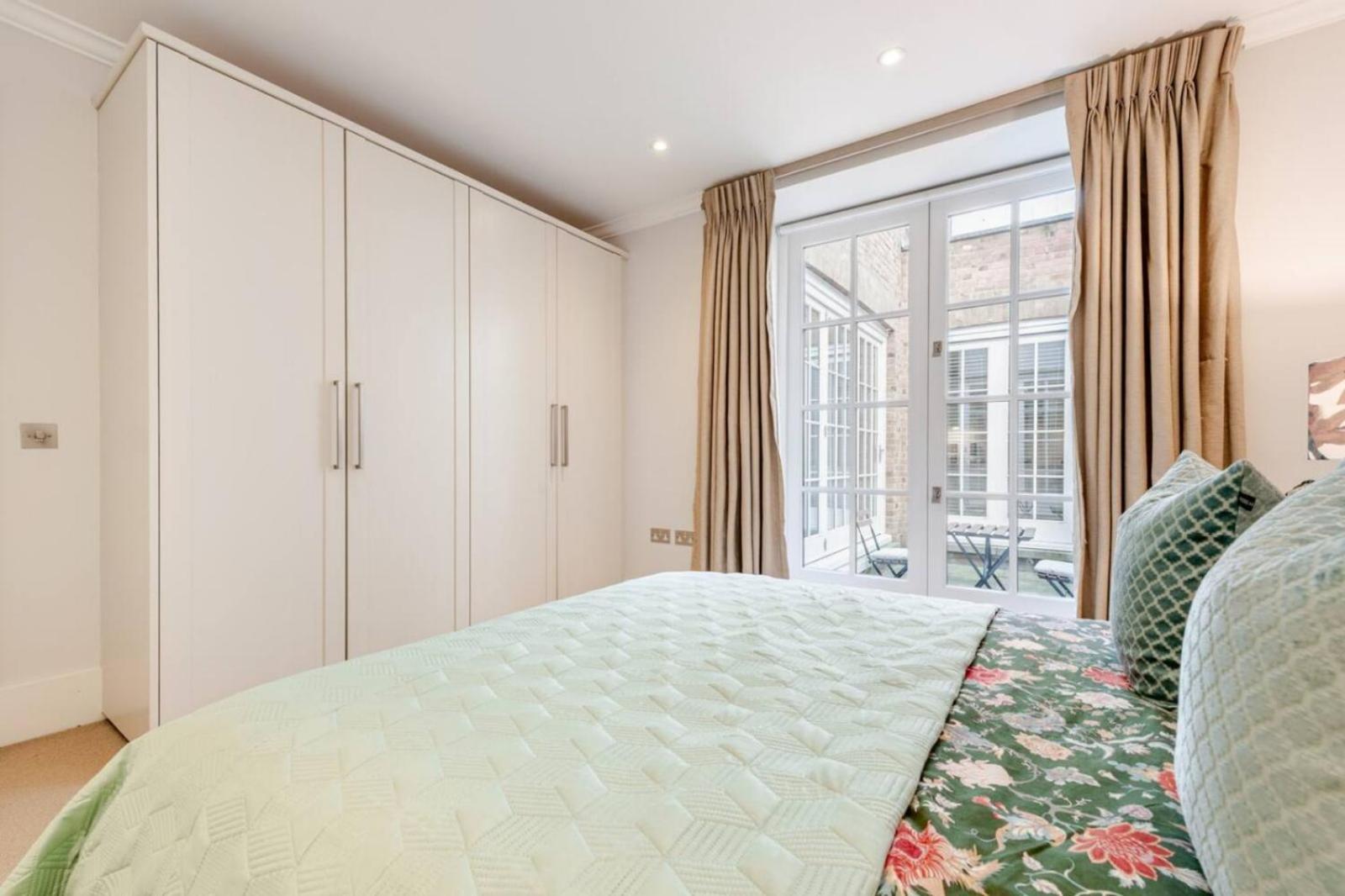 Super Lux 3 Bed By Mayfair Apartment