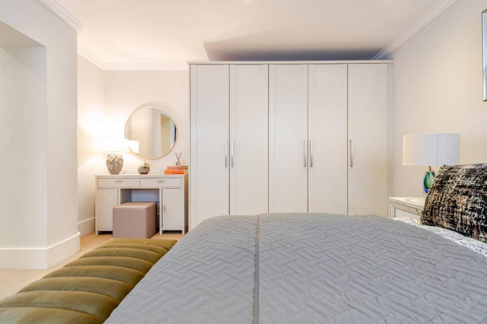 Super Lux 3 Bed By Mayfair Apartment *