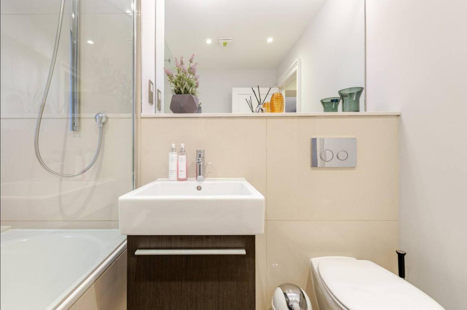 Super Lux 3 Bed By Mayfair Apartment London