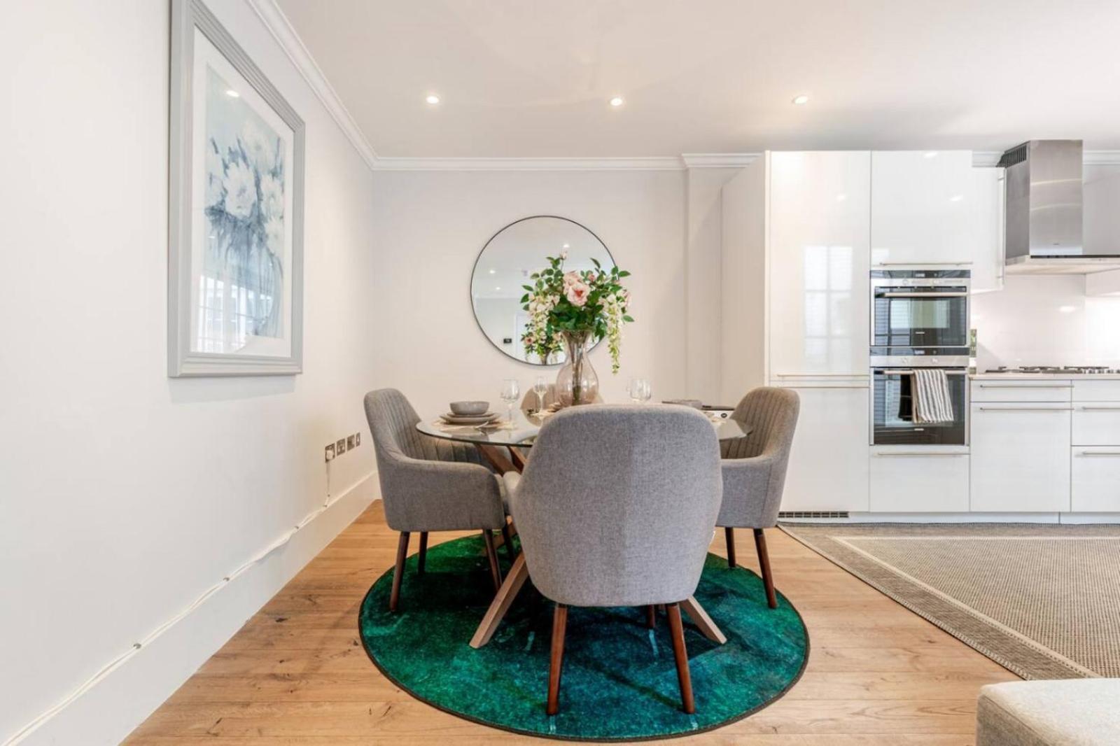 Super Lux 3 Bed By Mayfair *