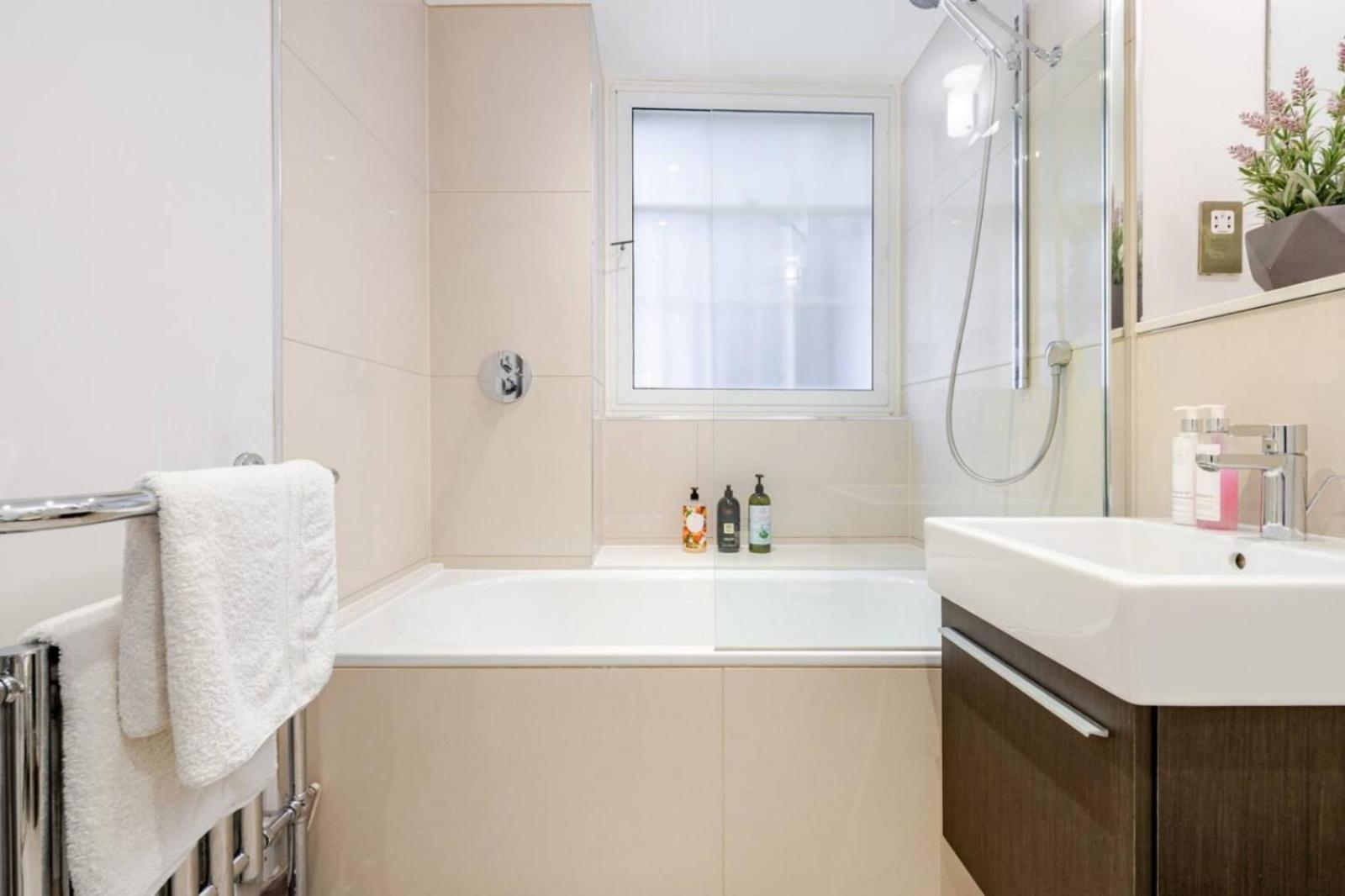 Super Lux 3 Bed By Mayfair Apartment
