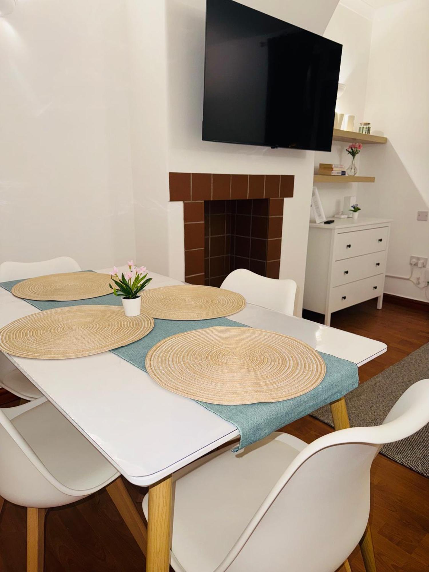 Vauxhall, River Thames, Big Ben Retreat, Family Apartment London