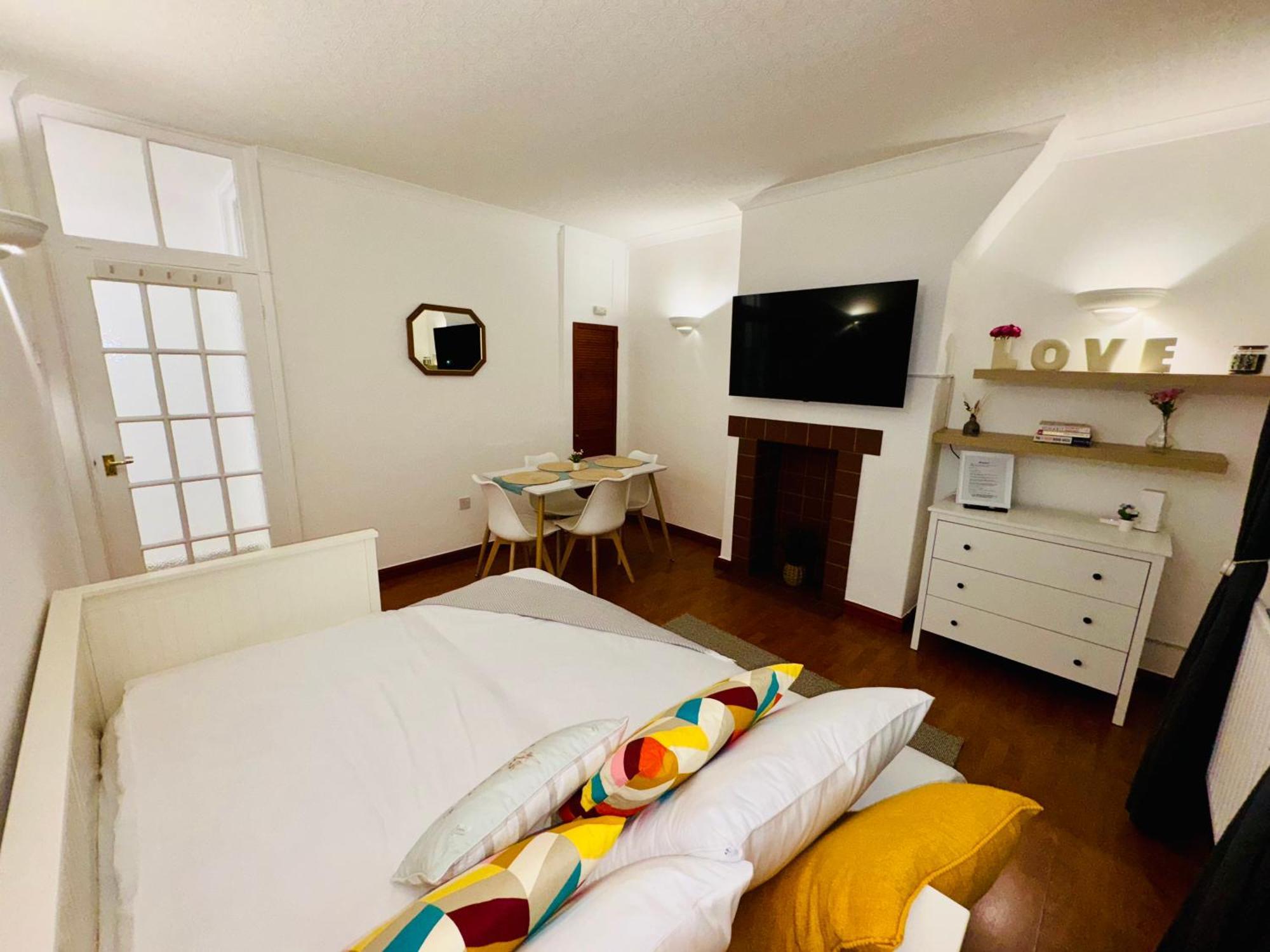 Vauxhall, River Thames, Big Ben Retreat, Family Apartment *