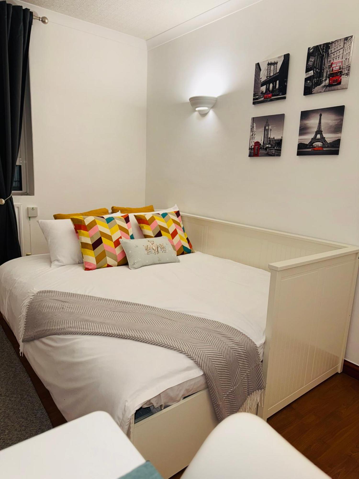 Vauxhall, River Thames, Big Ben Retreat, Family Apartment London
