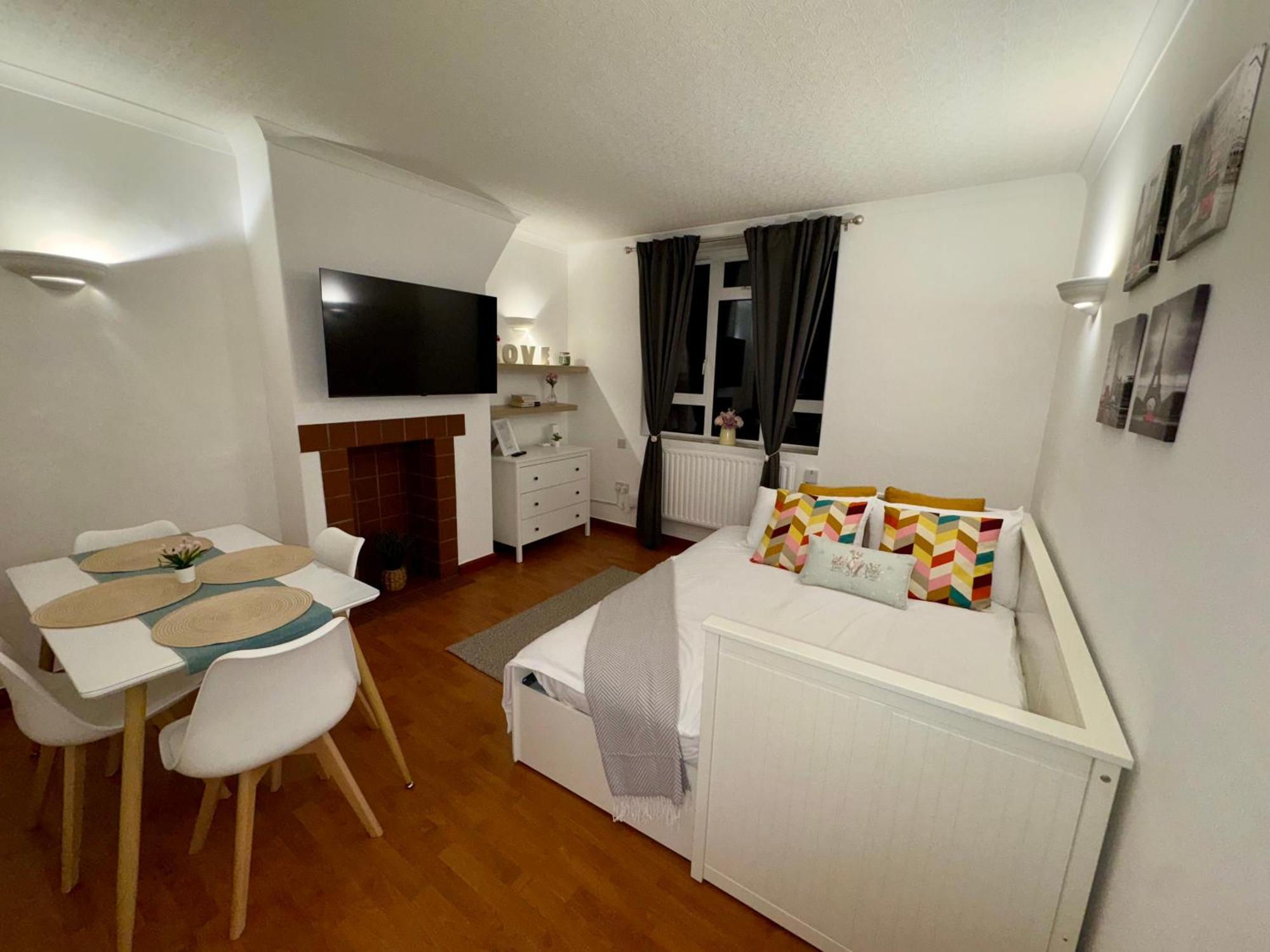 Vauxhall, River Thames, Big Ben Retreat, Family Apartment