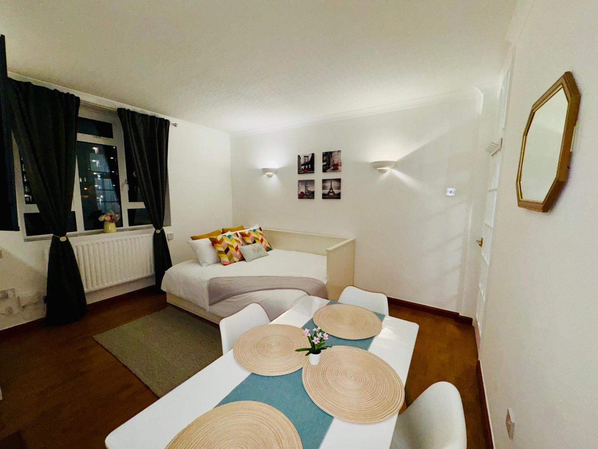 Vauxhall, River Thames, Big Ben Retreat, Family * London