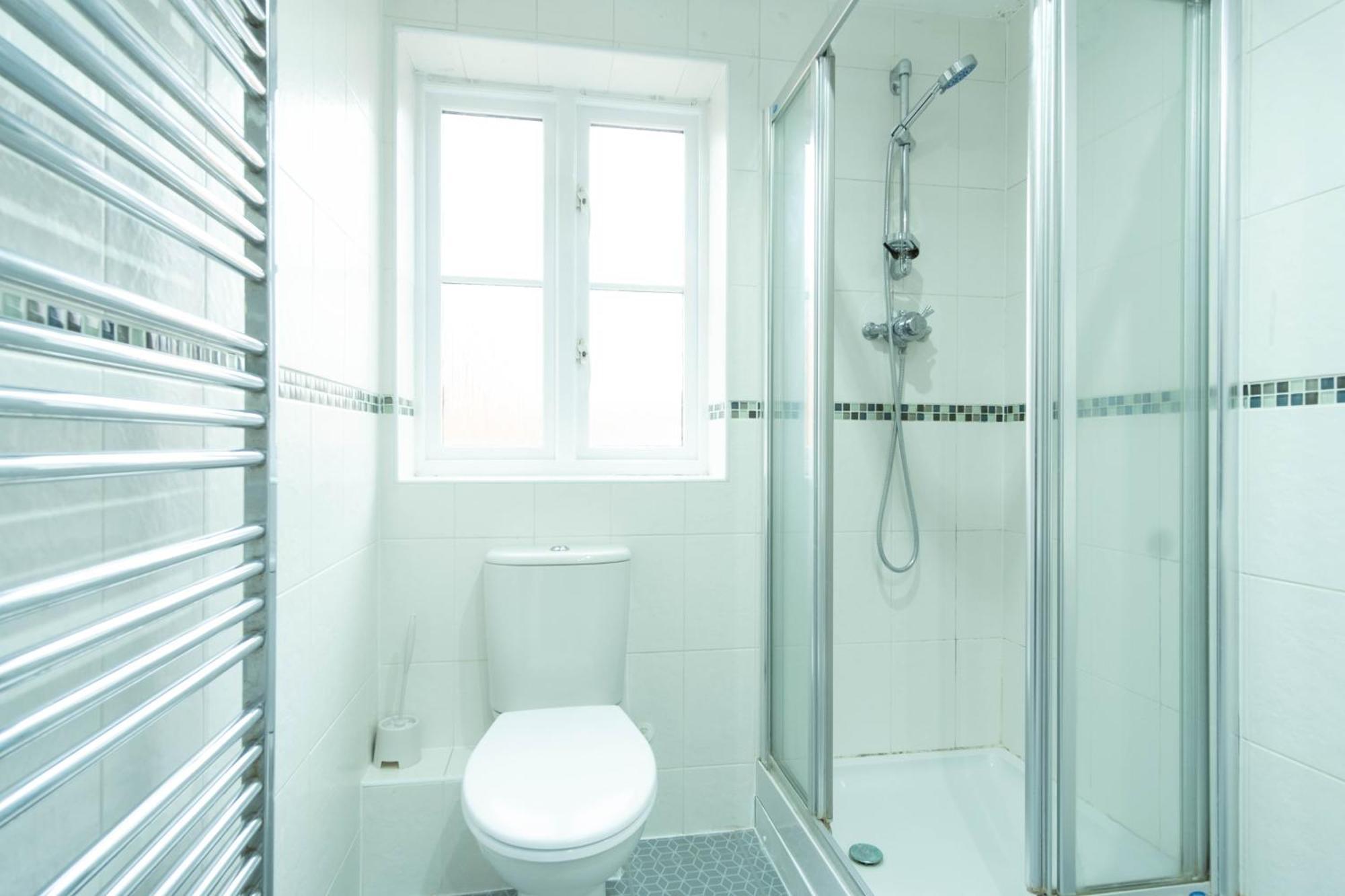 Modern 4 Bed - Free Parking Apartment London