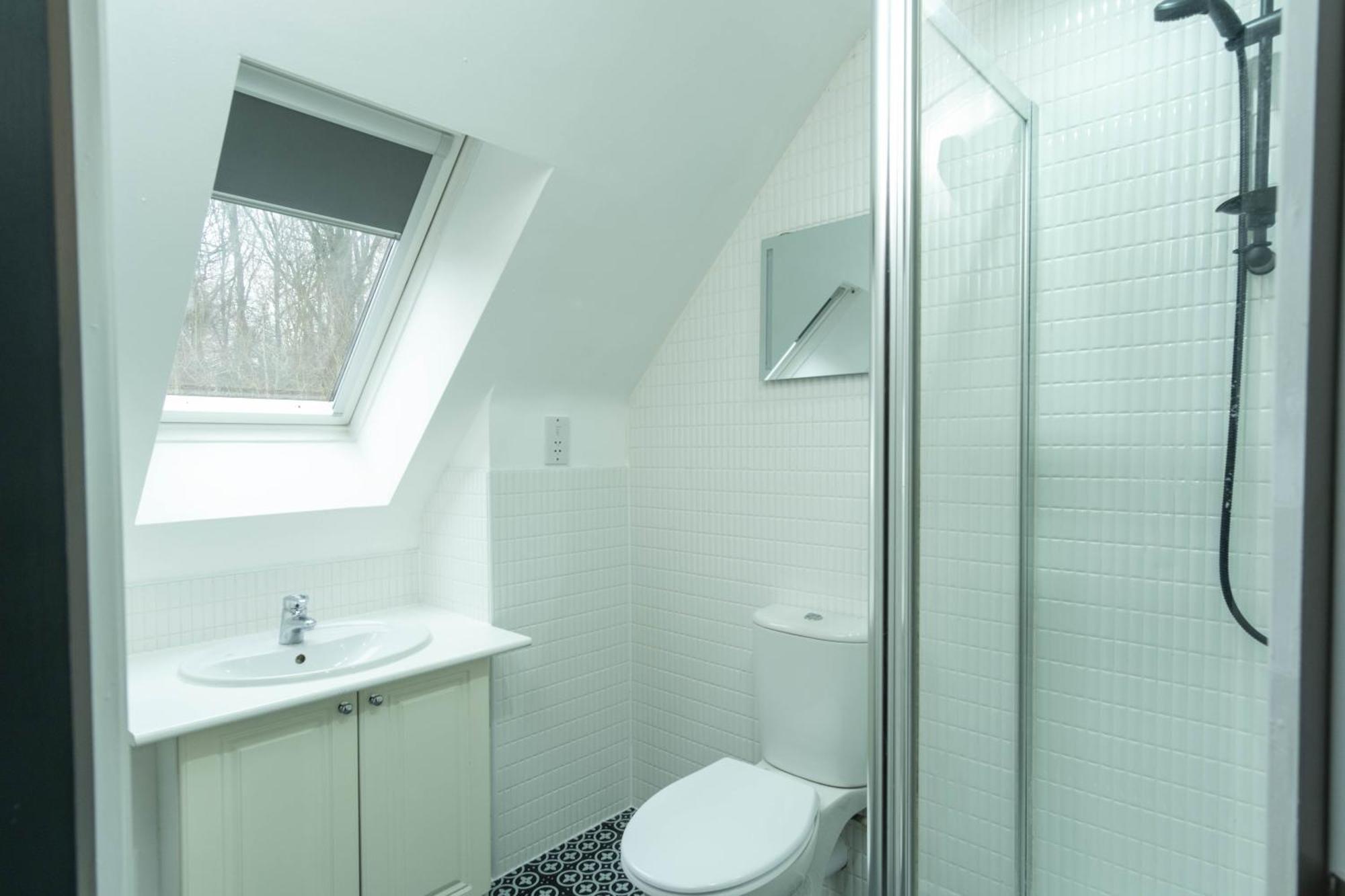 Modern 4 Bed - Free Parking Apartment
