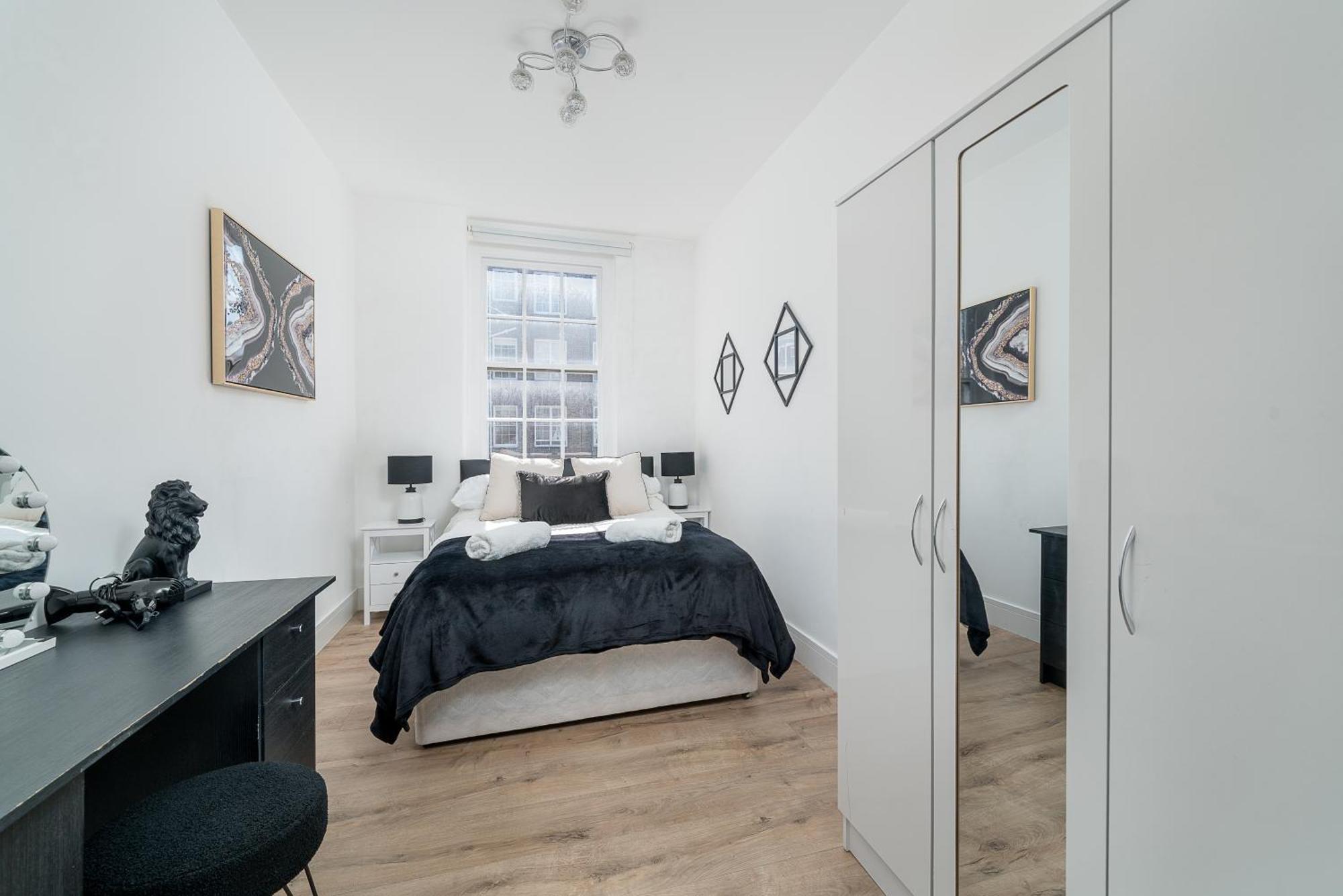 Queensway Dream, Hyde Park