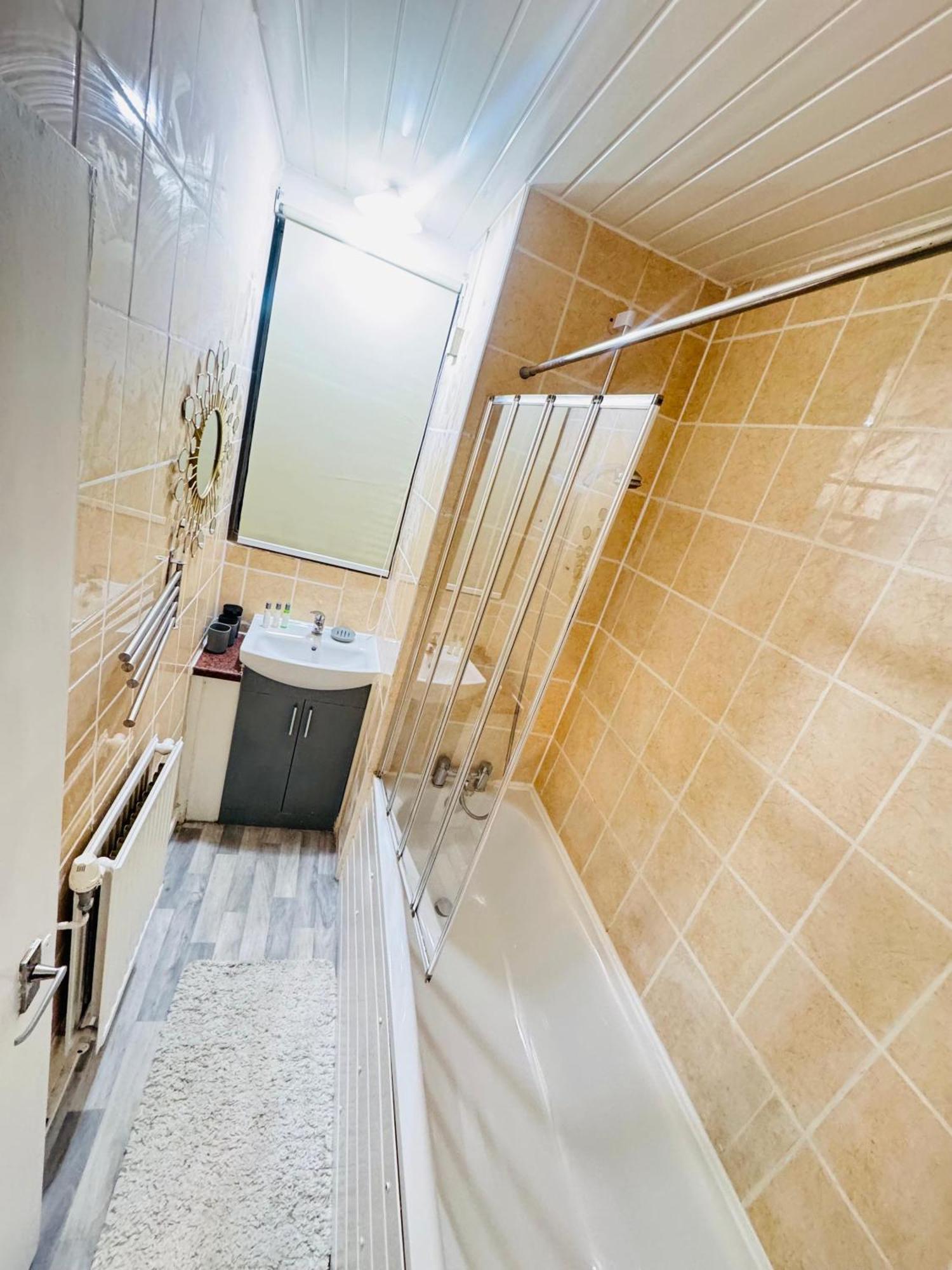 Two Bedroom In Paddington Apartment