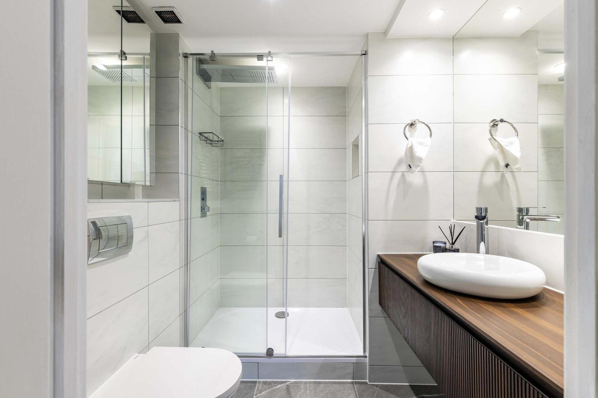Italian Elegance In Riverside Battersea Apartment